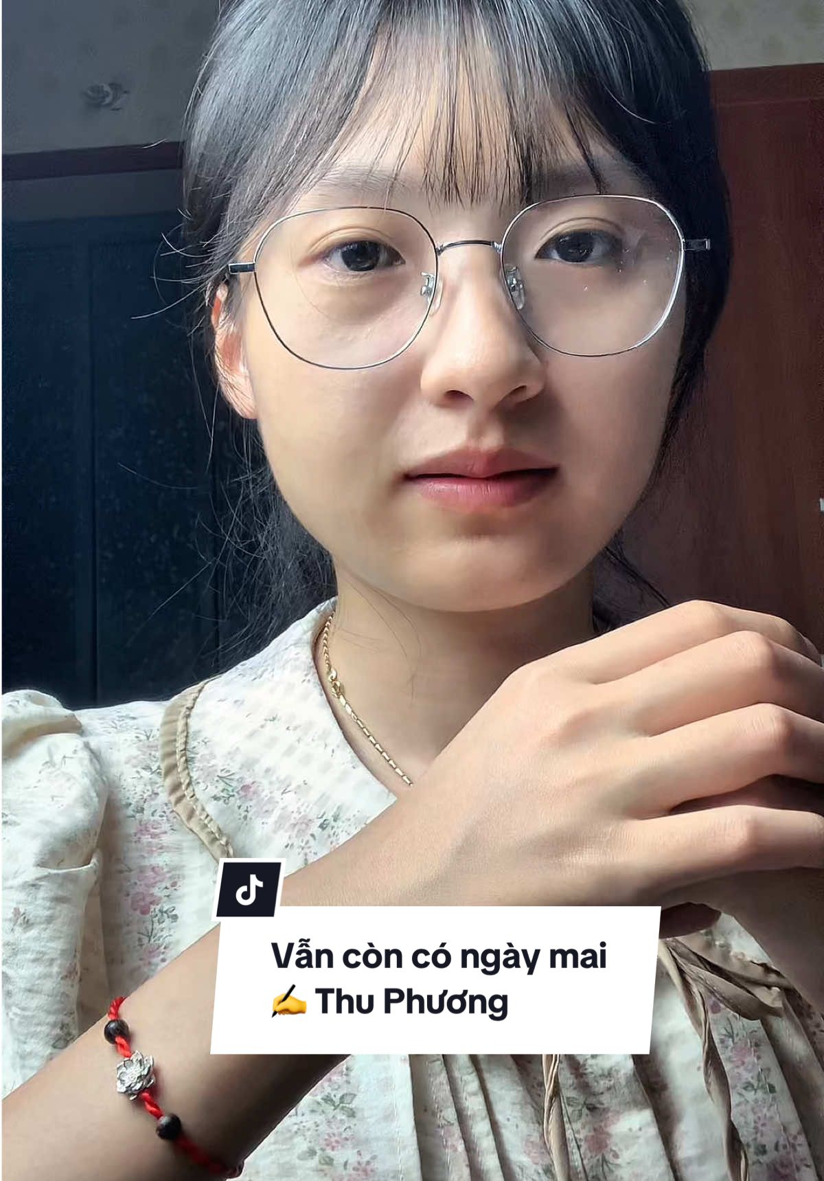 VẪN CÒN CÓ NGÀY MAI Có những ngày chưa hẳn đã thật vui Giấc ngủ vùi càng trở nên mộng mị Mọi ước mơ ko như mình suy nghĩ Bước xuống đường cũng chẳng biết đi đâu Những buổi chiều ko phải trời mưa ngâu Nắng trên đầu giòn tan cười khoe sắc Mà lòng cứ như nốt buồn trầm mặc Có điều gì....chắc chắn rất mông lung! Có những người chắc chẳng thể đi cùng Dẫu bao lần ....chung đường, chung mơ ước Dẫu bao lần chặt tay qua gió ngược Thì bầu trời phía trước vẫn xa xôi Có chuyện gì thì ....Tôi vẫn là chính Tôi Vẫn mỉm cười, vẫn bồi hồi xao xuyến Vẫn hồn nhiên, vẫn chờ niềm vui đến Bởi sau những ưu phiền vẫn còn có ngày mai!!! ✍️ Thu Phương