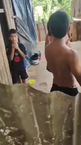 Un abuso, hijo drogadicto maltrata a su madre, está escena llena de mucha ira y de querer hacer justicia con mis propias manos, como es posible que maltrates a quien te trajo el mundo y lejos de ayudar la perjudicas. #noticias #mundo 