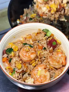 🔥香辣虾仁蛋炒饭！炒饭天花板来了！颗颗分明的米饭裹着蛋香，每一口都有Q弹虾仁爆汁的幸福感～🍤💛   💖  每一口都像在对你说——“辛苦啦💛”👉你是先炒蛋还是先放饭？评论区告诉我👇##虾仁蛋炒饭 #friedrice #tiktokfood #家常菜 #shrimpfriedrice    