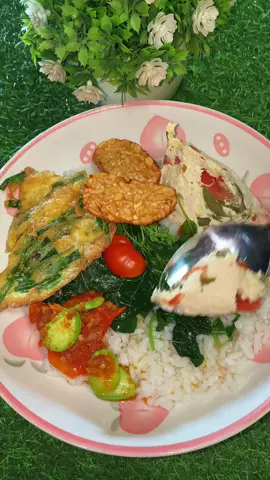 Sayur bening , telur dadar , tempe goreng , pepes tahu , sambal pete masyaallah nikmat sekali 🤤 #masakansimple #masakanrumahan #menusimple #menusederhana #bikinlaper 