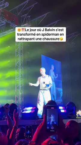 Il est trop chaud @J Balvin Si vous retrouvez la personne qui s’est fait dédicacer la chaussure vous êtes très forts 💪🏼🔥 #jbalvin #garorock #concert #latino #spiderman 