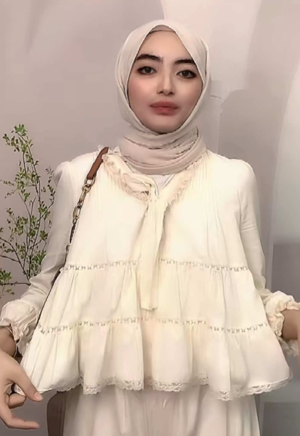 CHICMORE Atasan Kemeja Korean Style Kerah V Model Ruffle Baru #atasankemejawanita #atasanwanitakekinian #koreanstyle #OOTD #outfit 
