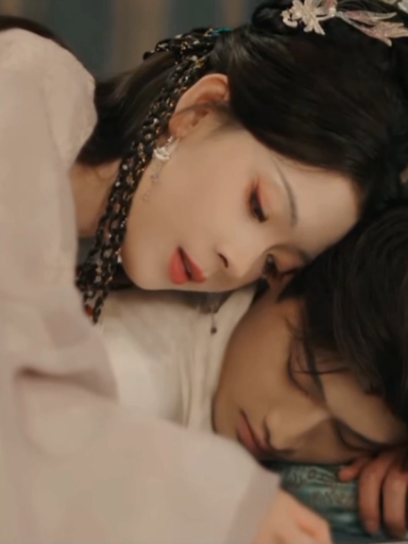 นางเอกต้องงานกับรัชทายาทแต่พระเอกชอบนางเอกเลยไปขอฮ่องเต้(พ่อของตัวเอง)ไม่ยกเลิกราชโองการนี้ แต่ฮ่องเต้ไม่ยอกยกเลิกพระเอกเลยโดนทำโทษ นางเอกมาดูพระเอกเพราะนางเอกจำหนีงานแต่งเลยเลือกมาเจอพระเอกเป็นครั้งสุดท้ายแต่พระเอกบาดเจ็บอยู่เลยไม่รู้ว่านางเอกมาหา #echoesoftheself #เฉินเหยา #เฉวียนอีหลุน 