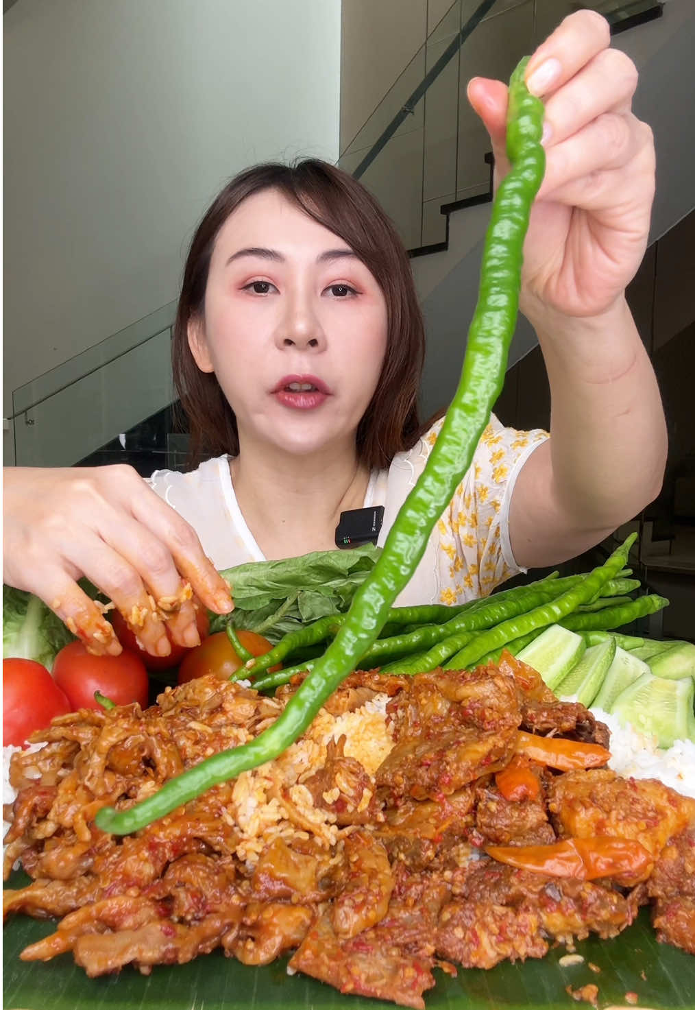 Boros nasi ini mah … iga nya tebel emuk , ceker juga gemuk gemuk , mana sambelnya enak lagi ….  #sibungbung #mukbang #kulinerviral 