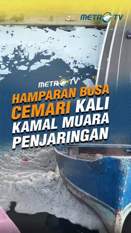 Dan terjadi lagi~ . Hamparan busa kembali muncul di Kali Kamal Muara, Penjaringan, Jakarta Utara, Senin (13/10) pagi.  Busa ini buat warga dan pedagang di sekitar kali resah, karena busa kerap berterbangan hingga ke daratan. #MetroTV #tiktokmetrotv #beritaviral #metrotvnews #terkini #viral #fyp #Penjaringan #KamalMuara #limbahrumahtangga #limbahpabrik #busa #Jakut
