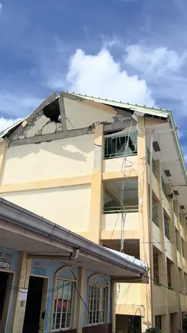 mao ni ang situation sa San Remigio NHS human maigo kini sa Linog 6.9 Magnitude ug sa mga series of Aftershock daku jud kaayo ug damage ug dugay2 pajud ni ma recover  #linogsacebu  #SanRemigioCebu #sanremigionhs