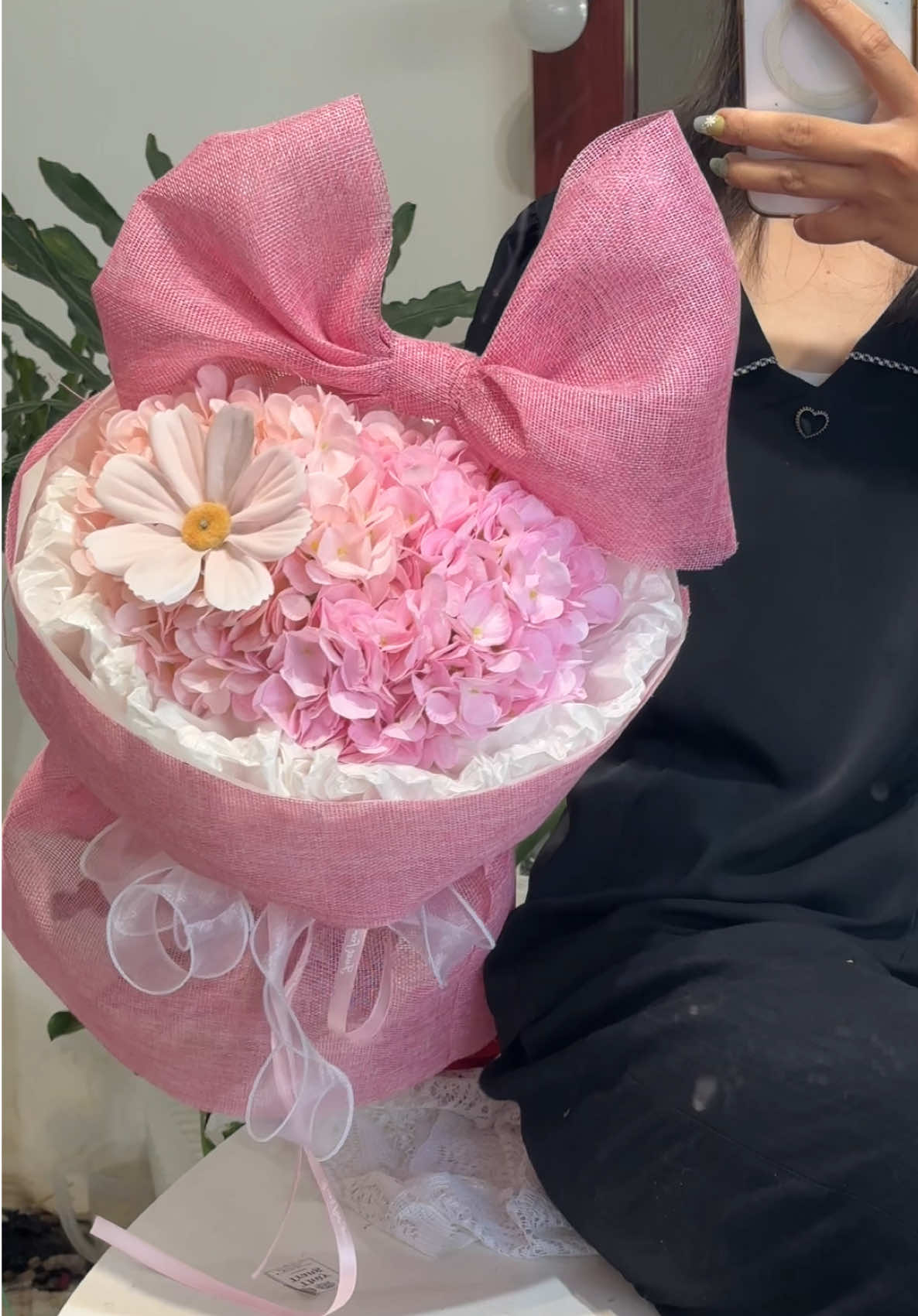 Một bó hoa Tú cầu lụa siêu xinh luôn 🥰 . Bé này có giá 200xu ạaa . Tặng kèm túi đựng hoa và thiệp in riêng theo yêu cầu 🙆🏻‍♀️ #hoa_lụa #bohoamix #bohoa #hoacamtucau #hoatotnghiep