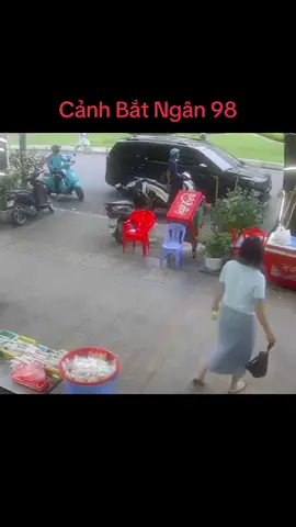 Camera hiện trường quay lại cảnh Ngân 98 bị bắt ngay trên đường phố❗️ Lúc này là vào khoảng 17h ngày 12/10, Ngân 98 đang ngồi trên xe hơi, công an ập tới.  Song nữ DJ có biểu hiện chống đối, bỏ đi, thậm chí còn la hét, yêu cầu trả điện thoại... Một cán bộ điều tra cho biết, quá trình theo dõi, bắt giữ Ngân gặp nhiều khó khăn vì người này có nhiều thủ đoạn tinh vi để đối phó, thường xuyên di chuyển và sống trong các chung cư cao cấp, an ninh nghiêm ngặt. Các trinh sát đã phải theo dõi trong thời gian dài, thu thập đầy đủ tài liệu, chứng cứ đầy đủ trước khi thực hiện lệnh bắt giữ đối với Ngân. #ngan98 