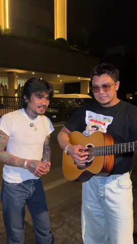 หูเคลือบทองคำ ฟังใกล้ๆแล้วโคตรเพราะเลยครับ #ลูกชิ้นบนกีตาร์ของเล็กก็อร่อยมาก ##หนุ่มกะลา#numkala  