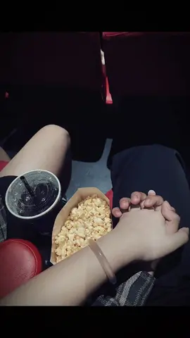 Cảm giác hạnh phúc đơn giản là cùng nhau đi xem một bộ phim và nắm tay nhau giữa đường phố tấp nập ❤️ #capcut #cungnhau #dixemphim 