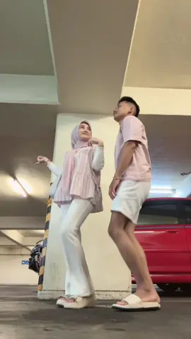 seru kan punya cowoo yg mau diajak couplee😋 vest nya disini >  @faridaaa  #outfitideas #couple #couplegoals 