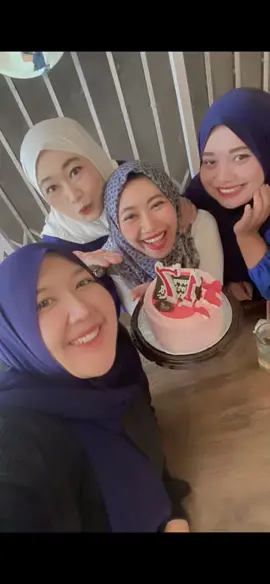 Happy birthday saharanya merjosari😂😂😅🤭 doa terbaik selalu untukmu bestie, terimakasih traktirannya kemaren barakallah🥰🥰😘 ahh senengny ngechas energi positif bgt kmrn ketemu kalian para woman2 pebisnis2 ini😍😍 i lope kaliaan puoll❤️🫰🏻🫰🏻#malang #birthday #happybirthday #besties #sahabat 