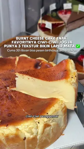 Buat ciwi-ciwi yang suka banget sama cheesecake, ini gak jauh dari UGM ada dessert cheese cake yang pilihannya lengkap, lembut, bahkan punya 3 tekstur sekaligus. Mulai dari matcha yang melting, trus rasa coffee yang creamy, sama strawberry yang firm. Ini dimakan tipis tipis sambil WFC juga sabi. Soalnya tempatnya mungil lucu trus tenang juga.  Yang bikin aku suka, kalo mau roti ultah dadakan mereka juga bisa ngeladenin dan gercep.  📍Cocky Sugar Alamat : Jl Pandega marta No 79, Caturtunggal, Mlati, Sleman, Yogyakarta Jam buka : 09.00 - 22.00 #burntcheesecake #cheesecake #kulinerjogja #jogja 