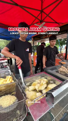 eh ada lagi nih jajanan enak murah meriah & selalu ramai pembeli di sekitaran alun” Stabat 😍♥️ @ayam gunting brother  #binjai #stabat #restobinjai #jajananstabat #kulinerlangkat