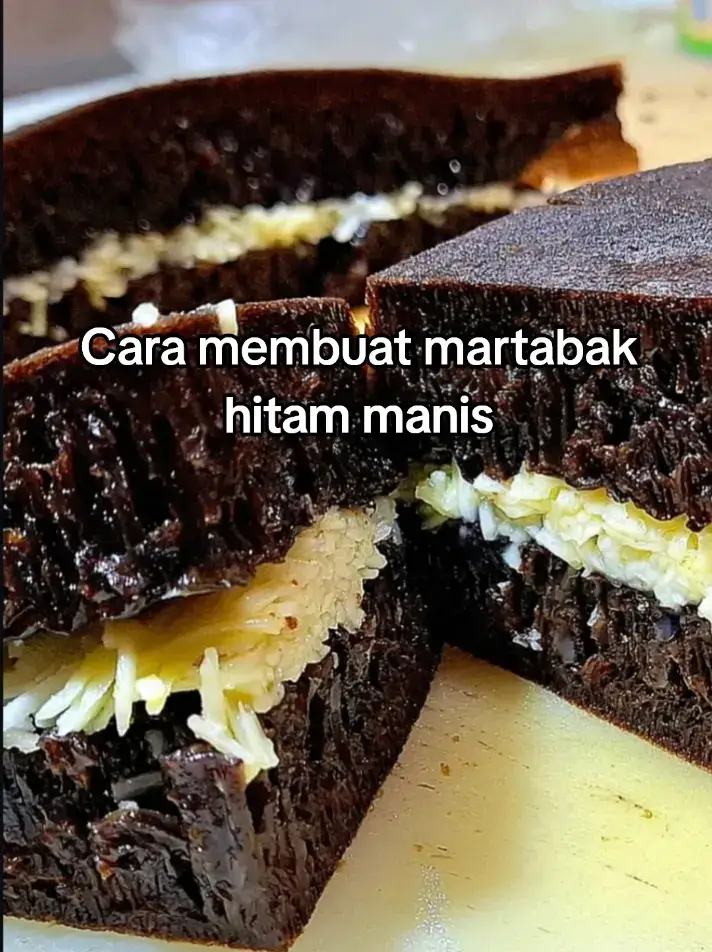Cara Membuat Martabak Hitam Manis😋 Bahan: 1. Tepung terigu 250 gram 2. Gula pasir 50 gram 3. Bubuk cokelat 2 sdm 4. Pasta black forest 1 sdt (opsional) 5. Baking powder ½ sdt 6. Ragi instan 1 sdt 7. Telur 1 butir 8. Air 300 ml 9. Margarin cair 2 sdm 10.Garam ¼ sdt 11.Topping: keju, meises, susu kental manis, cokelat serut, margarin. Langkah-langkah: 1. Campurkan bahan kering seperti tepung, gula, bubuk cokelat, baking powder, ragi, dan garam ke dalam wadah, aduk hingga rata. 2. Tambahkan bahan basah yaitu air, telur, dan pasta black forest. Aduk hingga adonan halus dan tidak menggumpal. 3. Diamkan adonan selama 30–45 menit agar ragi bekerja dan muncul gelembung. 4. Panaskan teflon dengan api kecil, lalu oles sedikit margarin agar tidak lengket. 5. Tuang adonan ke teflon dan biarkan hingga muncul pori-pori di permukaannya. 6. Taburi gula pasir, kemudian tutup teflon dan masak sampai matang. 7. Angkat martabak, oles dengan margarin, tambahkan topping seperti keju, meises, dan susu kental manis. 8. Lipat dan potong sesuai selera, lalu sajikan hangat. #tutorial #gemini #fyppppppppppppppppppppppp 