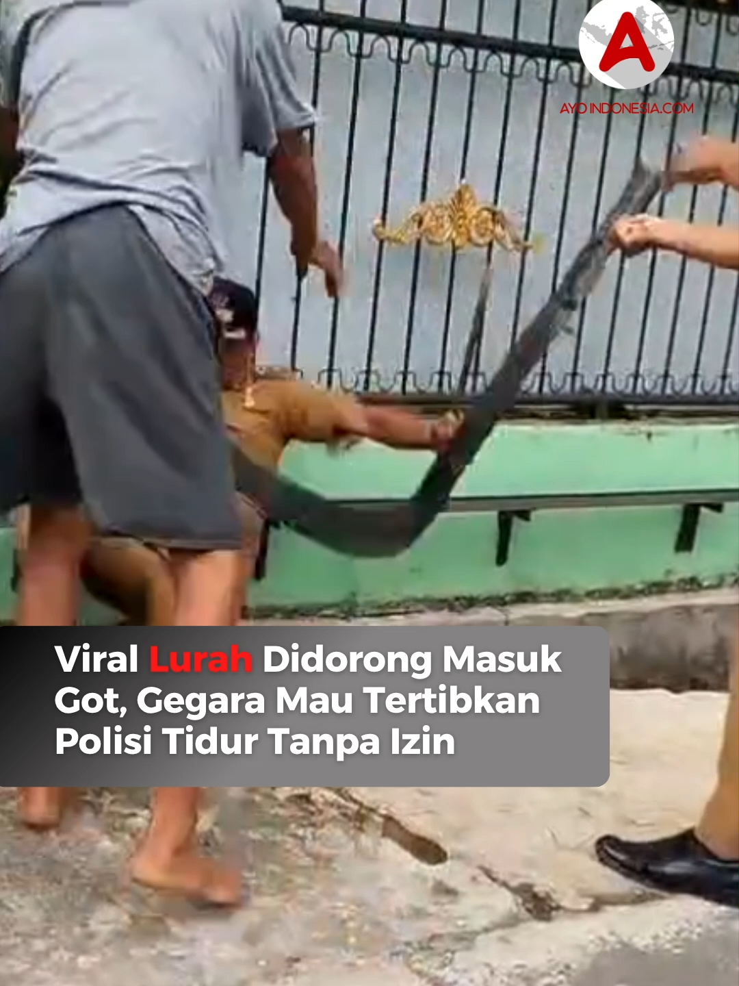 Aksi seorang lurah di Medan mendadak viral di media sosial setelah dirinya tercebur ke parit akibat didorong warga saat hendak menertibkan polisi tidur ilegal. Peristiwa itu terjadi di Jalan Madupora, Kelurahan Perintis, Kecamatan Medan Timur, Senin (13/10). Lurah Perintis, M Fadli, menjelaskan insiden tersebut bermula dari laporan warga mengenai adanya polisi tidur yang dibuat tanpa izin resmi. Menindaklanjuti aduan itu, ia bersama tim kelurahan mendatangi lokasi untuk menertibkan gundukan yang dianggap membahayakan pengguna jalan. “Tadi pagi kami mendapat laporan dari warga terkait pemasangan polisi tidur tanpa izin. Di situ juga ada tumpukan sampah dan gundukan tanah yang berserak sama papan,” ujar Fadli dalam keterangan resmi dikutip Selasa (14/10). Menurut Fadli, polisi tidur yang dibuat dari ban bekas dan batu berpotensi menimbulkan kecelakaan. Namun saat upaya penertiban dilakukan, salah satu warga menolak pembongkaran dan terlibat adu argumen dengannya. “Kami sudah mengarahkan agar masalahnya diselesaikan di kantor kelurahan, tapi yang bersangkutan tidak mau. Akhirnya saya didorong sampai masuk ke dalam drainase,” ungkapnya. Fadli menyebut dirinya memiliki rekaman video sebagai bukti bahwa ia didorong hingga tercebur ke parit. Saat ini, pihak kelurahan masih berkoordinasi dengan kecamatan dan mempertimbangkan langkah hukum. “Saya juga ada video bukti bahwasannya saya didorong. Didorong sama yang bersangkutan, sehingga saya tercebur ke dalam parit,” tegasnya. Video kejadian itu kini ramai beredar di media sosial. Dalam rekaman, terlihat Fadli dan warga saling dorong saat berebut polisi tidur berbahan ban. Tak lama kemudian, pria berbaju abu-abu tampak mendorong Fadli hingga terjatuh ke dalam parit. Follow terus @ayoindonesiacom #lurahperintis #Medan #viral