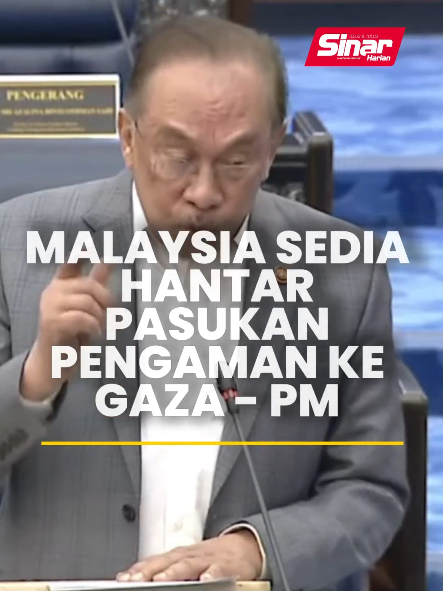 Malaysia sedia hantar pasukan pengaman ke Gaza - PM  Perdana Menteri, Datuk Seri Anwar Ibrahim berkata, Malaysia bersedia untuk menghantar pasukan pendamai ke Gaza bagi menjamin keamanan susulan perjanjian pelan damai yang ditandatangani di Mesir, semalam. Menurutnya, perkara berkaitan penghantaran pasukan itu akan dibincangkan oleh Liga Arab dan Pertubuhan Kerjasama Islam (OIC), seterusnya diputuskan oleh Majlis Keselamatan Pertubuhan Bangsa-Bangsa Bersatu (PBB). Beliau menjawab soalan tambahan Ahli Parlimen Kubang Kerian, Datuk Seri Tuan Ibrahim Tuan Man mengenai sama ada Malaysia akan menghantar pasukan pendamai ke Gaza, berikutan kebimbangan Israel akan melanggar perjanjian pelan damai Gaza dan menyerang kembali wilayah itu. Anda boleh baca berita penuh di portal Sinar Harian di www.sinarharian.com.my atau swipe up di IG story serta jangan lupa follow IG @sinarharian untuk berita terkini dalam dan luar negara. Copyright disclaimer: Segala penyuntingan video adalah hak cipta terpelihara milik Sinar Harian. #SinarHarian #BeritaSemasa #dewanrakyat