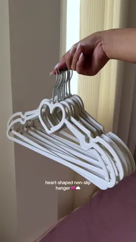 Pretty and quality non-slip hanger! 💗 #hanger #nonsliphanger #50pcshanger  #durablehanger #clotheshanger 