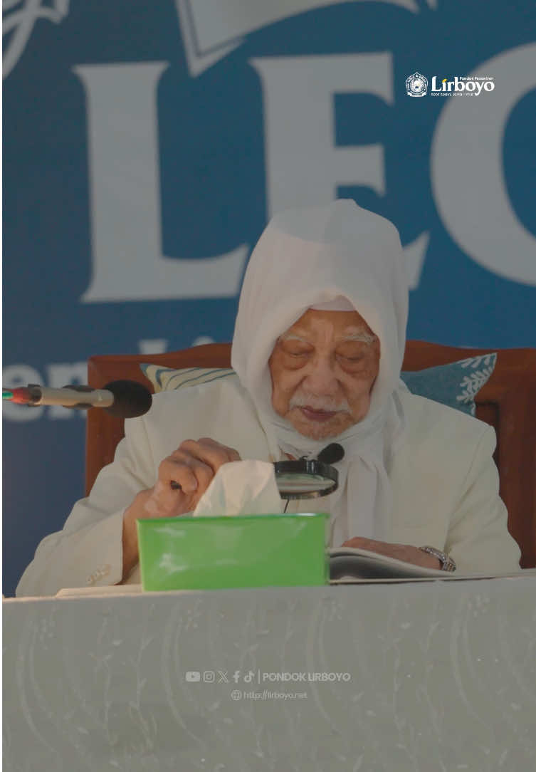 Di balik tembok-tembok pesantren, ada kisah yang tak banyak diketahui orang. Tentang mereka yang mengabdikan hidupnya bukan untuk dikenal, tapi untuk meneruskan ilmu dan iman di hati generasi bangsa. Kiai... Beliau bukan sekadar pengajar. Beliau adalah sosok yang menuntun dengan kasih, menyentuh jiwa santri dengan keteladanan, dan menanamkan nilai-nilai kehidupan yang tak tertulis di buku mana pun. Setiap hari Beliau berjuang dalam sunyi. Mendidik tanpa pamrih dan menuntun tanpa lelah. Dan pesantren... Adalah tempat di mana nilai-nilai itu hidup. Tempat para santri belajar bukan hanya tentang ilmu, tetapi tentang kesabaran, pengorbanan, dan cinta kepada sesama. Hari ini, mungkin ada yang belum memahami perjuangan itu. Namun waktu akan berbicara, bahwa dari pesantrenlah lahir generasi yang menjaga akhlak, yang menebar kedamaian, dan yang mencintai negeri ini dengan sepenuh hati. Inilah Pesantren dan Kiai. Tempat di mana ilmu disampaikan dengan cinta, dan pengabdian dijalankan tanpa batas. #Pondoklirboyo #Ulama #Pesantren #MasyayikhLirboyo #Santrilirboyo