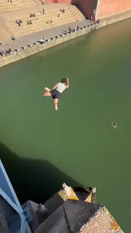 Jump out bravely and embrace your dreams. #Don't imitate dangerous movements #Extreme sports #Altitude diving #Parkour