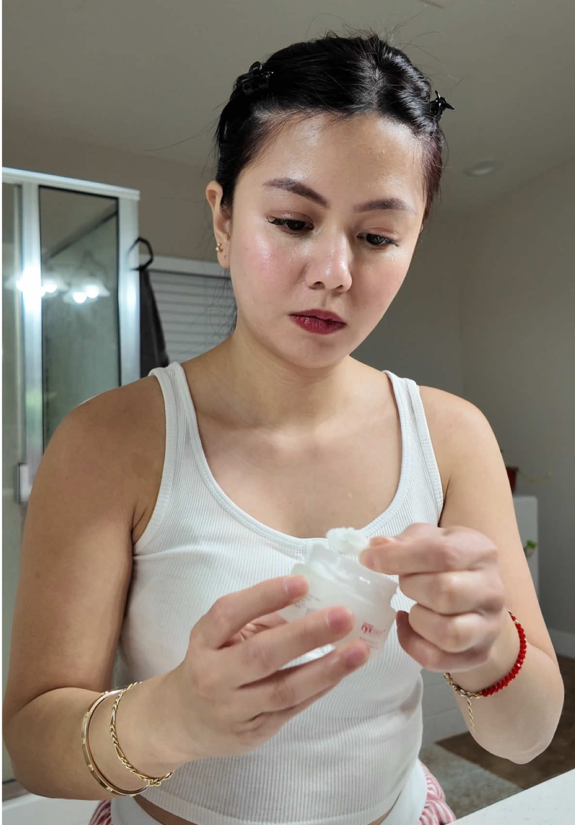 Get Unready With Me 💆 Day 6 of my neck firming cream 💖 Doing my double cleanse & full skincare routine before bed 🫧  #ismollife #unreadywithme #skincareroutine #nightskincare #ismolrecos 