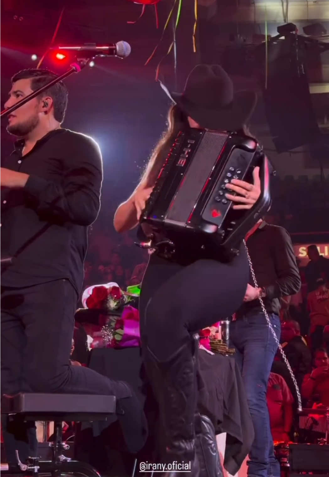 Que noche la de anoche! Gracias #LaParrandaTour por invitarme a tocar y cantar con ustedes🤠🎶🩷 #irany 