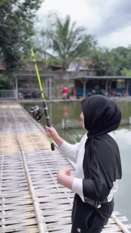 ternyata mancing itu susah😭😭🤣🤣🤣🤣btw menyala kulitkuuu aku cuma pake tone up dr oilyoung🫰🏻