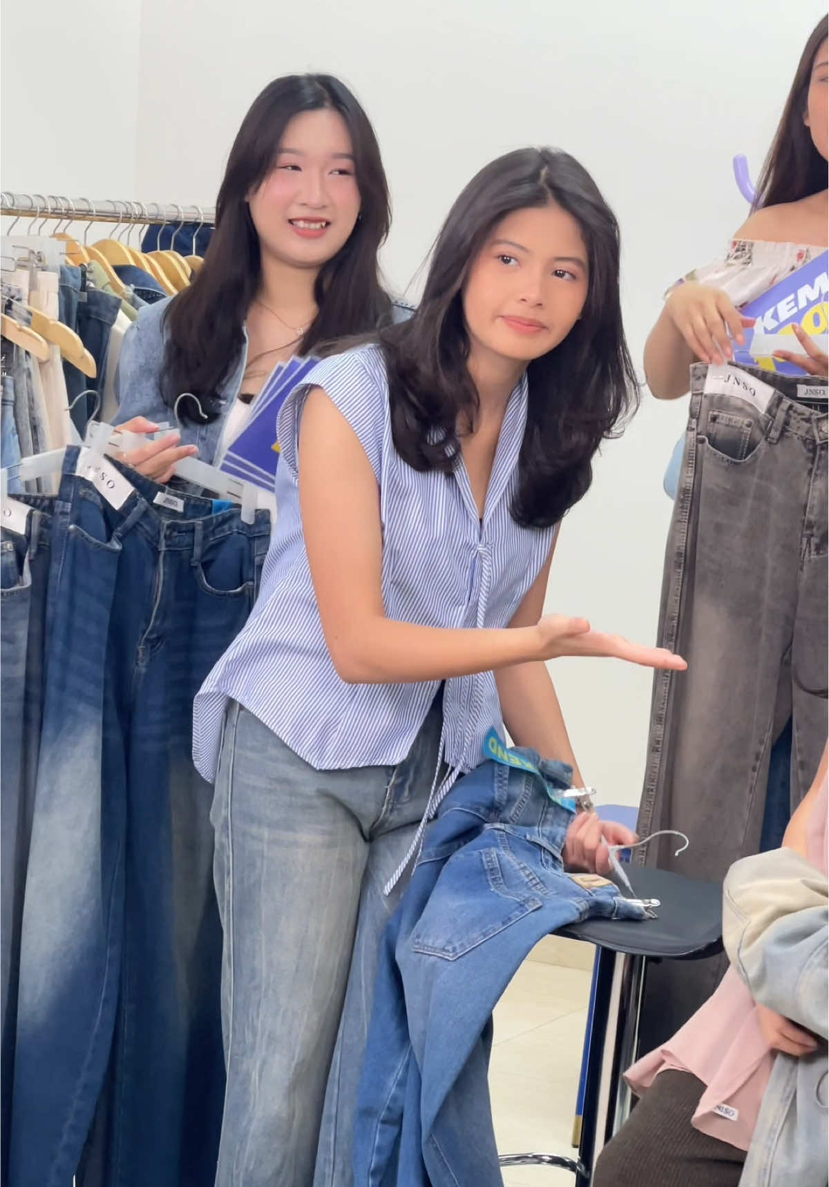 Ada-ada aja tingkahnya Mala pas live hahaha seru banget🤩 #TiktokShopOOTD #JinisoEntertainment #Jiniso #jeansviral  #fyp 