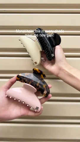 Monet Hair Claw in every shade — Meet the new pink! 💘🩰  Monet Hair Claw (C8407) ไอเท็มใหม่ที่ไม่ควรพลาด Hair Claw ดีไซน์เรียบ ทั้งตัวโลโก้เป็นจี้โลหะ + สีตัวกิ๊บที่เป็นสี Basic ที่ใช้ได้ทุกการแต่งตัว มาพร้อมกล่อง Packaging มีความมินิมอล 4 Colors : Black / Brown / White / Pink  🗓️Launch New Color 15 October, 10.00 AM ! #chuuchop #claw #hairclaw #กิ้บหนีบผม #hairclip 