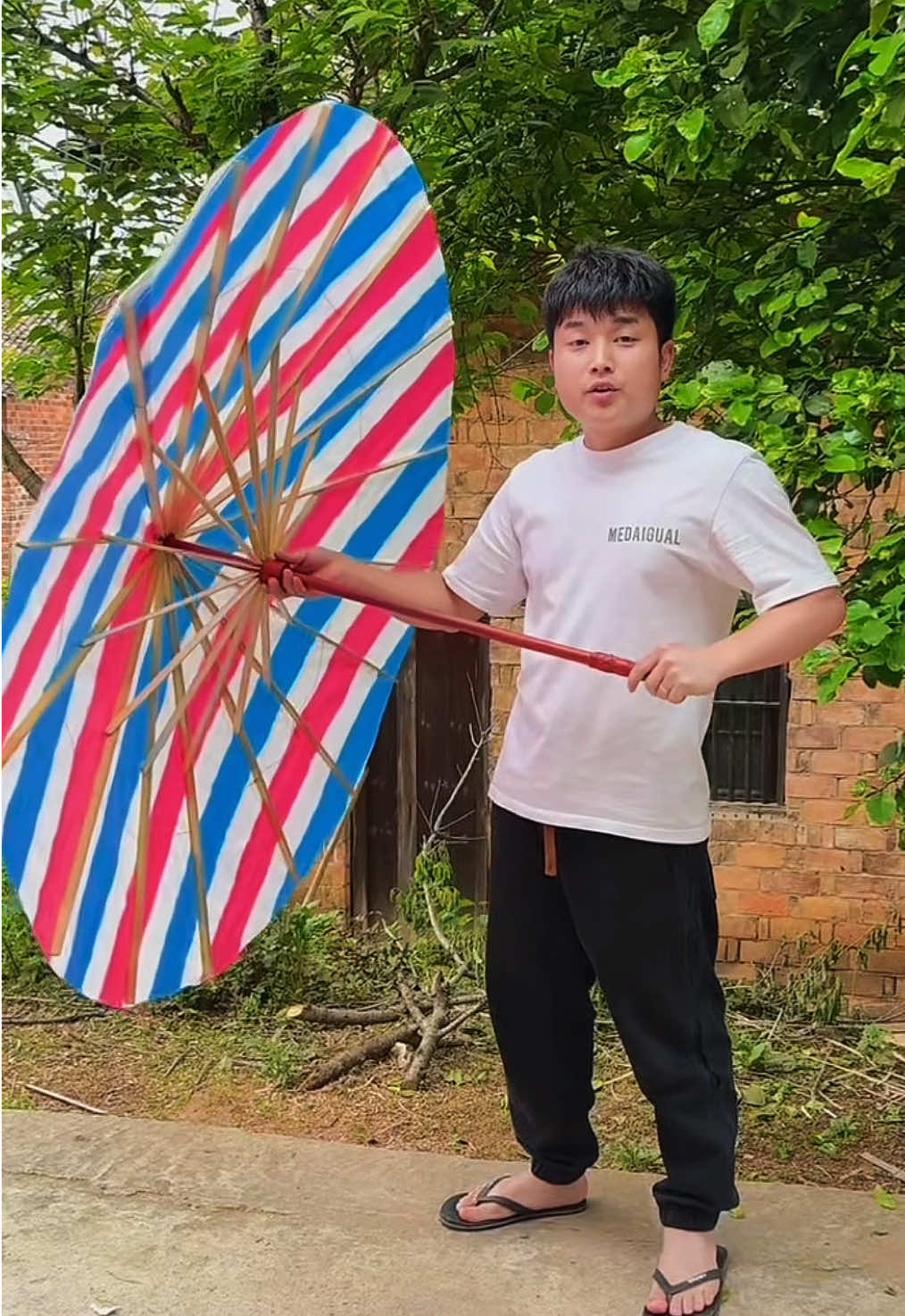 Chàng trai hiếu thảo làm cây dù tuyệt đẹp giành tặng cho bà nội #dauzuide 