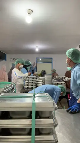 Ketika aslap dan ahli gizi mengawasi pemorsian #sppg #sppgpalembang #makangratisprabowo #fyp #palembang 