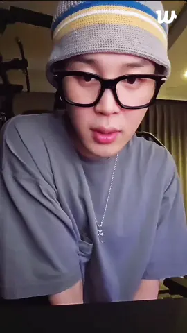 Hp jimin beberapa kali nyungsep gara2 banyak yang kirim pesan ucapan ultah..😅 btw itu kacamata ternyata bolong.. lucu banget..😁 #jimin #livejimin #jiminday #jiminshi 