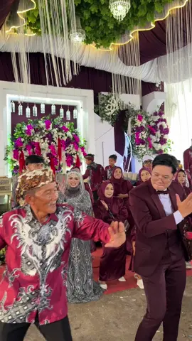 Alah geunah 💃🏻💃🏻💃🏻 | sehat selalu abah 🥰🔥 #flashmob #dancewedding #cintapertama #adetello #fyp #virall #pengantinviral #weddingviral #jogedviral 