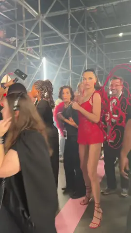 Mother has arrived @AdrianaLima #VSFashionShow #VSFS #VictoriasSecret 