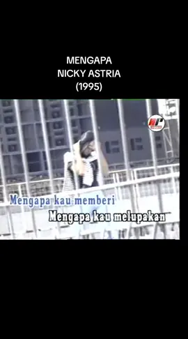 Sebagai penyanyi, image seorang NICKY ASTRIA memang sangat kuat. Sampai saat ini namanya masih lekat sebagai the real lady rocker. Salahsatu yang membuatnya bisa bertahan barangkali adalah kekuatan karakter vokalnya, dan kemampuannya mengintepretasikan lagu dengan prima. Ini bisa dibuktikan ketika merilis album MENGAPA ini. Lagu ini adalah lagu yang diciptakan oleh composer dari Malaysia, dengan melodi dan lirik yang sangat Malaysia. Tapi ketika dibawakan oleh Nicky, lagu itu menjadi sangat Nicky. Lagu MENGAPA sendiri banyak dibilang mirip dengan lagu MAKING LOVE OUT OF NOTHING AT ALL secara melodi maupun struktur lirik. Dan memang, Nicky pernah tampil sangat memukau membawakan lagu dari AIR SUPPLY itu di acara BASF AWARDS beberapa tahun sebelumnya. Hits lainnya dari album ini adalah NEGERI KHAYALAN dan TERTIPU LAGI yang merupakan recycle hits milik ACHMAD ALBAR. Nicky juga menyanyikan sebuah lagu khusus untuk NIKE ARDILLA yang saat itu baru meninggal. Lagu berjudul DUKA itu sebenarnya sangat kuat, sayangnya tidak dipromosikan secara khusus. Overall, album ini sukses besar di pasaran. #nickyastria #lagujamandulu #hprecords 