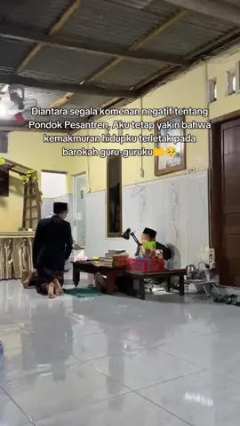 Diantara segala komenan negatif tentang Pondok Pesantren, Aku tetap yakin bahwa kemakmuran hidupku terletak pada barokah guru-guruku.  Al Fatihah untuk guru kita semua🤲 #santri #jogoroto #guru #pondokpesantren #fyp 