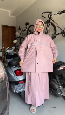 Cek keranjangnya #jashujan #jashujansetelan #jashujanrok #jashujansenwil #jashujanwanita 