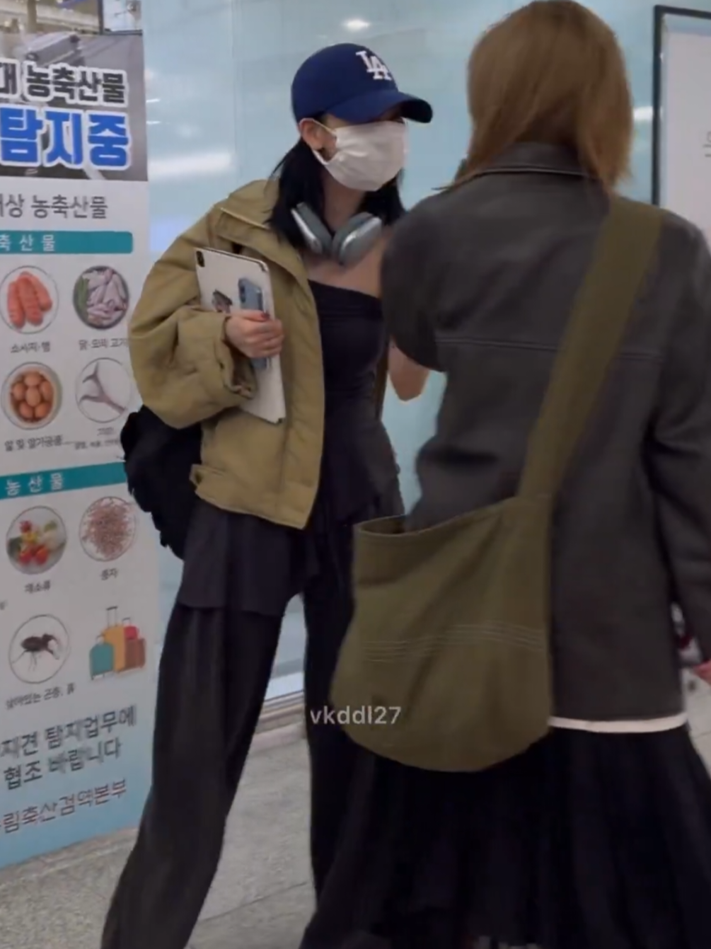 Karina meet Ryujin at the airport 😙😚 #ryujin #karina #airport 