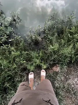 “爱情就像天空，有晴天，也有雨天。爱情也是如此，如果我们互相让步，就能熬过雨天，也能接受晴天的相守。” Tình yêu giống như bầu trời. Bầu trời có ngày nắng và ngày mưa. Tình yêu cũng giống như vậy nếu chúng ta nhường nhịn nhau, chúng ta sẽ vượt qua những ngày mưa và chấp nhận ở bên nhau vào những ngày nắng.