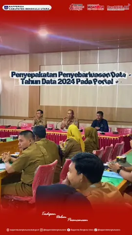 Bengkulu Utara, 13 Oktober 2025 — Pemerintah Kabupaten Bengkulu Utara melaksanakan kegiatan Penyebarluasan Data Satu Data Indonesia (SDI) Tahun Data 2024 yang digelar di Ruang Pola Bapperida Bengkulu Utara. Kegiatan ini diikuti oleh Tim Sekretariat SDI Provinsi Bengkulu, Badan Pusat Statistik (BPS) Bengkulu Utara, Dinas Komunikasi dan Informatika, dan Bapperida Bengkulu Utara Serta seluruh Tim SDI dari perangkat daerah di lingkungan Pemerintah Kabupaten Bengkulu Utara. Melalui kegiatan ini, seluruh pihak memperkuat koordinasi dan komitmen dalam mewujudkan tata kelola data yang akurat, mutakhir, dan dapat dipertanggungjawabkan, guna mendukung pembangunan daerah berbasis data. Berdasarkan hasil verifikasi dan validasi yang dilakukan, Kabupaten Bengkulu Utara telah menetapkan 332 data SDI Tahun Data 2024, yang disusun oleh perangkat daerah sesuai bidang urusan masing-masing. Dari jumlah tersebut, 329 data telah memenuhi prinsip Satu Data Indonesia. Sebagai bentuk apresiasi atas sinergi dan kerja keras seluruh tim, Kabupaten Bengkulu Utara juga menerima Sertifikat Penghargaan sebagai Terbaik Pertama Penyelenggaraan Satu Data Indonesia Tingkat Daerah Kabupaten/Kota di Provinsi Bengkulu Tahun 2024. Capaian ini menjadi dorongan bersama untuk terus memperkuat kolaborasi dan meningkatkan kualitas tata kelola data menuju Bengkulu Utara yang lebih informatif, transparan, dan berkelanjutan. . . Follow our Social Media: Facebook : Bapperida Bengkulu Utara Instagram : bapperidabengkuluutara Tiktok : Bapperida Bengkulu Utara Youtube : Bapperida Bengkulu Utara Website : bapperida.bengkuluutarakab.go.id . . #DariBumiMerahPutihUntukIndonesiaEmas2025 #bappelitbangdabengkuluutara #berAkhlak #BantuRakyat #mahabbah 