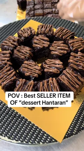 Dah 4 tahun buat brownies tower ni utk dessert hantaran, sentiasa ade permintaan 😍 Sis pun tak penah jemu buat ❤️  Nak tempah brownies tower ni utk hantaran ke birthday ke anniversary pun boleh  Area sungai petani nak brownies tower cari sis na 😊 #fyptiktok #browniestower #browniestowersungaipetani #dessertsungaipetani #viralvideo 