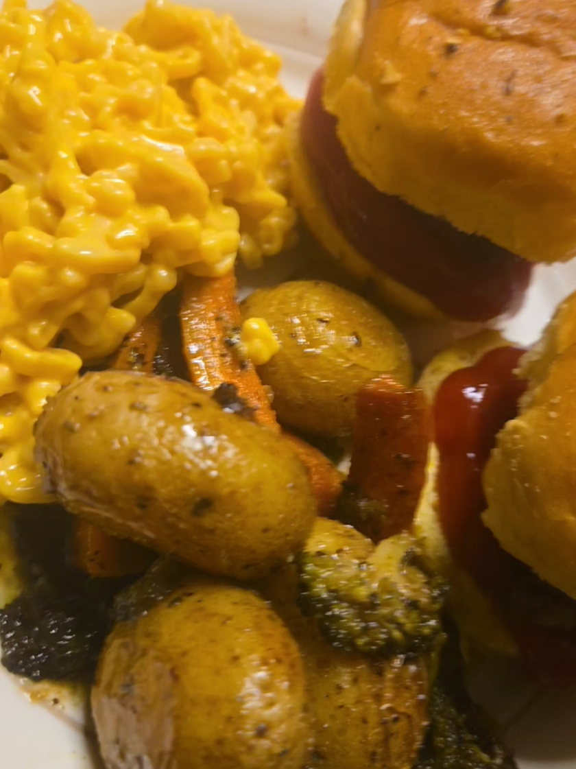 Sliders, Annie's cheddar bunny mac, & roasted baby potatoes/carrots/broccoli. What's on your plate? #familydinner #weeknightmeal 