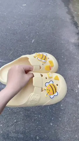 Dép Sục Nữ Sticker ong vàng dễ thương 🐝🐝🐝#bichnganshop #depcharm #giaybetnu #Sucnu #sucnuxinh  @𝐁𝗶́𝗰𝗵 𝐍𝐠𝗮̂𝐧 𝐋𝘂̀𝐧  @𝐁𝗶́𝗰𝗵 𝐍𝐠𝗮̂𝐧 𝐋𝘂̀𝐧  @𝐁𝗶́𝗰𝗵 𝐍𝐠𝗮̂𝐧 𝐋𝘂̀𝐧 