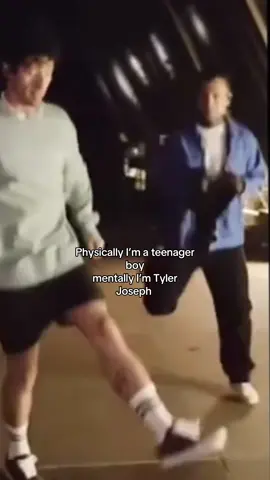 Are they really that far from each other tho?  #twentyonepilots #tylerjoseph #fyp #foryoupage #trend 