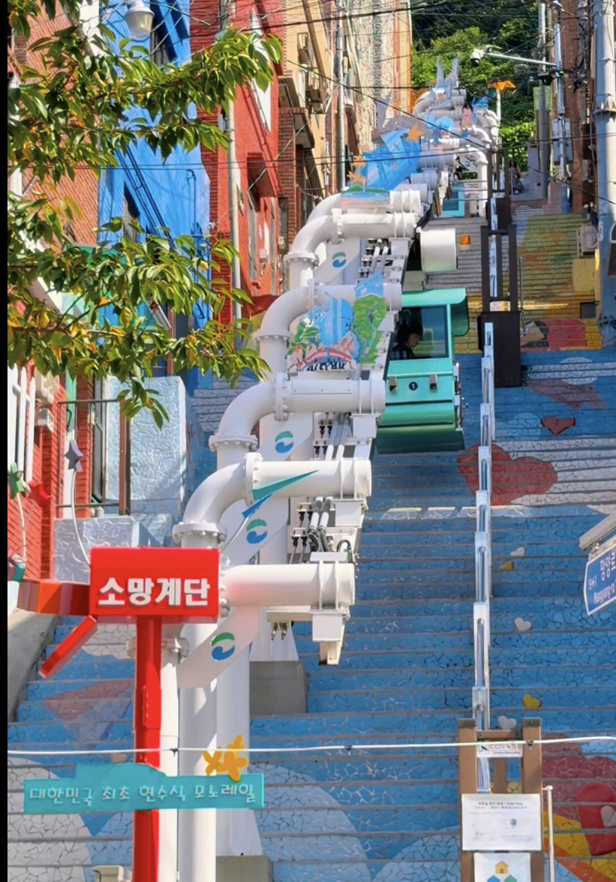 竟然有這麼可愛的免費纜車 📍釜山。希望階梯單軌列車 Busan , 소망계단 경사형모노레일 - 單軌列車有好幾個地方 但這區的列車是最美的 原為給當地行動不便的長輩搭乘 在山景彩色磁磚的點綴搖身變成熱門打卡點 免費搭乘限2人乘坐 約6分鐘就能登上192級階梯的頂端 入口有管理員引導 也會幫忙遊客拍照 - ▫️地址：부산광역시 서구 동대신제2동 87-176 ▫️座標：32GF+HC 釜山 南韓 ▫️時間：07:30 - 20:00 - #韓國景點 #釜山景點 #busan #WorldCreatorFestival #busantour     