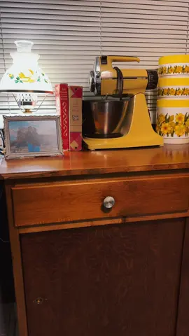 we can’t go a single week without hitting up the thrift stores I swear #thrift #mcm #vintage #furniture #50s 