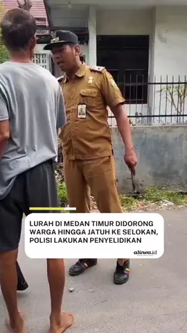 Sebuah video yang memperlihatkan lurah di Kota Medan didorong warganya hingga jatuh ke selokan viral di media sosial. Peristiwa itu terjadi di Kelurahan Perintis, Kecamatan Medan Timur, pada Senin (13/10/2025). Lurah Kelurahan Perintis, Muhammad Fadli, melaporkan dugaan penganiayaan tersebut ke Polsek Medan Timur. Pelaku diduga merupakan warganya sendiri berinisial A. Video yang beredar memperlihatkan Fadli terlibat adu mulut dengan A sebelum akhirnya didorong hingga terjatuh ke dalam selokan. Ditemui di Polsek Medan Timur, Fadli menjelaskan bahwa insiden itu berawal dari laporan warga mengenai keberadaan polisi tidur yang tidak sesuai aturan di Lingkungan I. Polisi tidur tersebut dinilai membahayakan karena terdapat paku menonjol dan tumpukan tanah serta bongkaran meja di tengah jalan. Menindaklanjuti laporan tersebut, Fadli bersama petugas kelurahan datang ke lokasi untuk membersihkan area dan membawa tumpukan material itu ke kantor kelurahan. Namun, tindakan tersebut mendapat perlawanan dari A hingga terjadi ketegangan. “Saat di lokasi, kami sempat adu mulut. Lalu dia tiba-tiba mendorong saya sampai jatuh ke selokan, seperti di video yang beredar,” ujar Fadli. Menurut Fadli, warga berinisial A membuat polisi tidur tersebut karena mengaku beberapa hewan ternaknya, seperti ayam dan burung merpati, sering tertabrak kendaraan yang melintas. “Katanya supaya kendaraan lewat lebih pelan karena ternaknya sering mati tertabrak,” katanya. Akibat insiden itu, Fadli mengalami pembengkakan pada tangan dan telah menjalani visum di Rumah Sakit Bhayangkara. “Saya datang ke sini untuk membuat laporan karena saya dianiaya dan dihalangi saat menjalankan tugas kedinasan,” tegasnya. Sementara itu, Kanit Reskrim Polsek Medan Timur, Iptu Khairul Fajri Lubis, membenarkan laporan tersebut. “Laporan sudah kami terima dan akan segera ditindaklanjuti,” ujarnya. #BeritaMedan #LurahMedan #ViralMedan