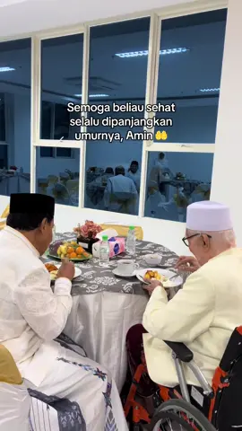 Mungkin bagi yang tak memahami bahasa cinta ini, semua terlihat berlebihan. Namun, bagaimana tidak — dari beliaulah kami belajar beragama, dari tutur dan tindaknyalah kami mengenal arah pulang, menuju jalan Allah. Melayani guru/orang alim bentuk ungkapan syukur atas wasilah yang Allah kirimkan. Karena kami tahu, di setiap bidang ada ahlinya —dan dalam urusan agama, para guru, para alim-lah ahlinya. Dan melayani beliau adalah cara kami mencintai ilmu, dan menghormati Sang Pemilik ilmu. #santri #lirboyo #pesantren #genggongnusantara #pzhgenggong 