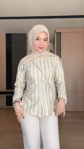 pakai kemeja stripe slimfit cantik banget kann😙 #kemeja #kemejastripe #slimfit #ootdhijabsimple #OOTD 