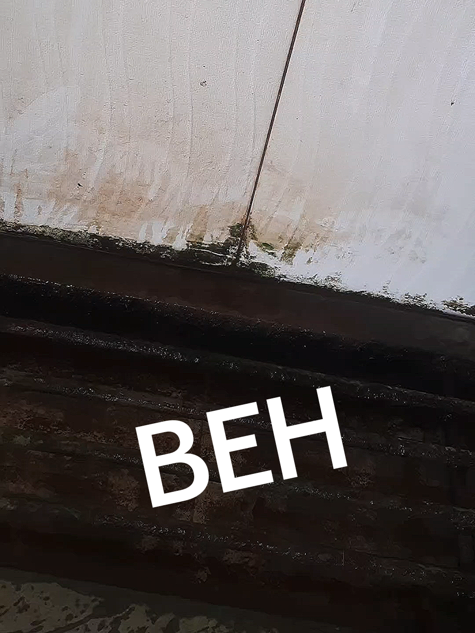 Cukup kuas dan diamkan 30 detik untuk menghilangkan dosa dosa pada lantai, jangan ragu sikat apabila menemui kerak membandel, ingat! semua yang instan pasti ada efek sampingnya. #klirgotoiletcleaner #cleanertoilet #pembersihwc #pembersihkamarmandi #toiletcleaner #pembersihkerak 